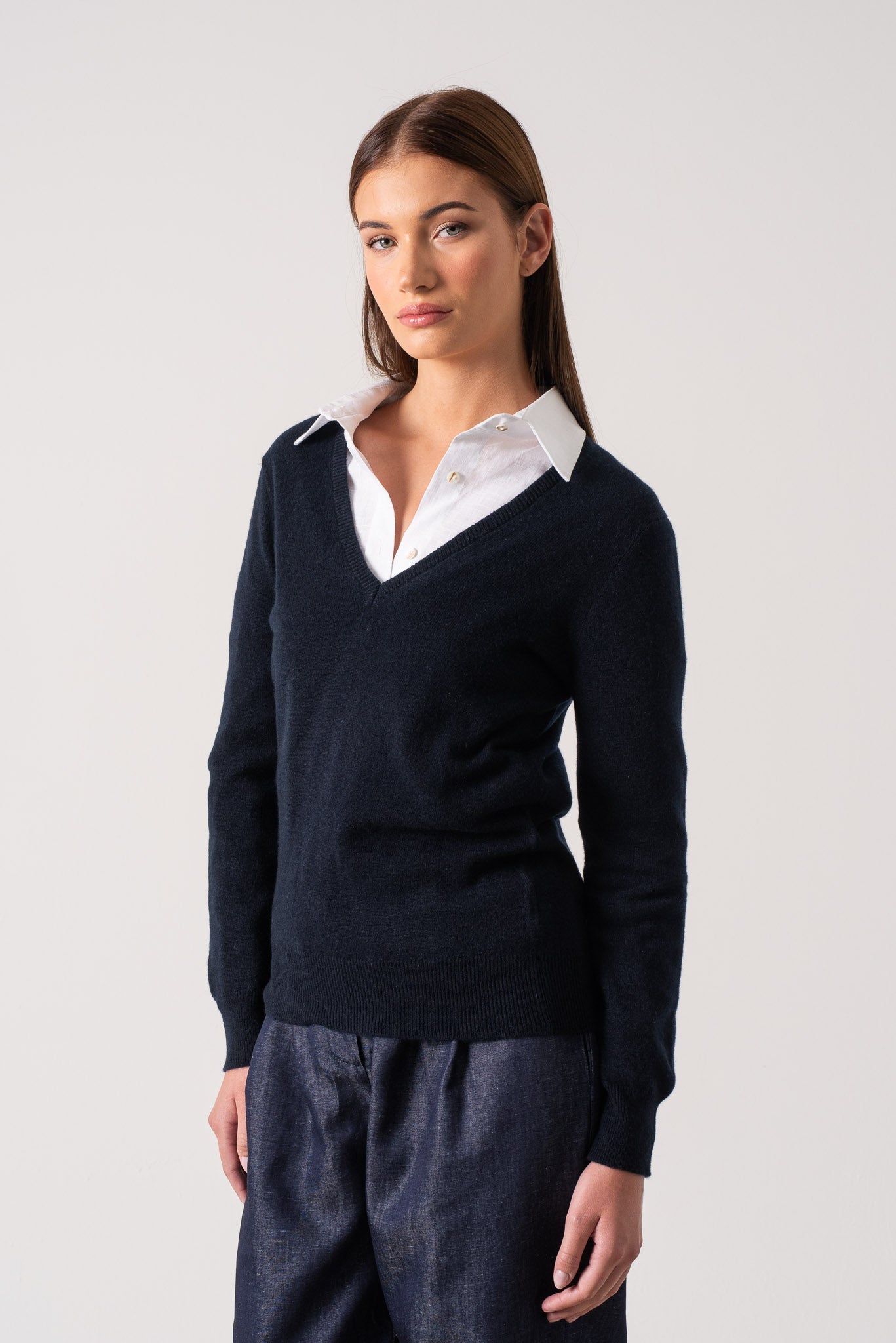 Essenza V-Neck Cashmere Sweater Navy Luxmii