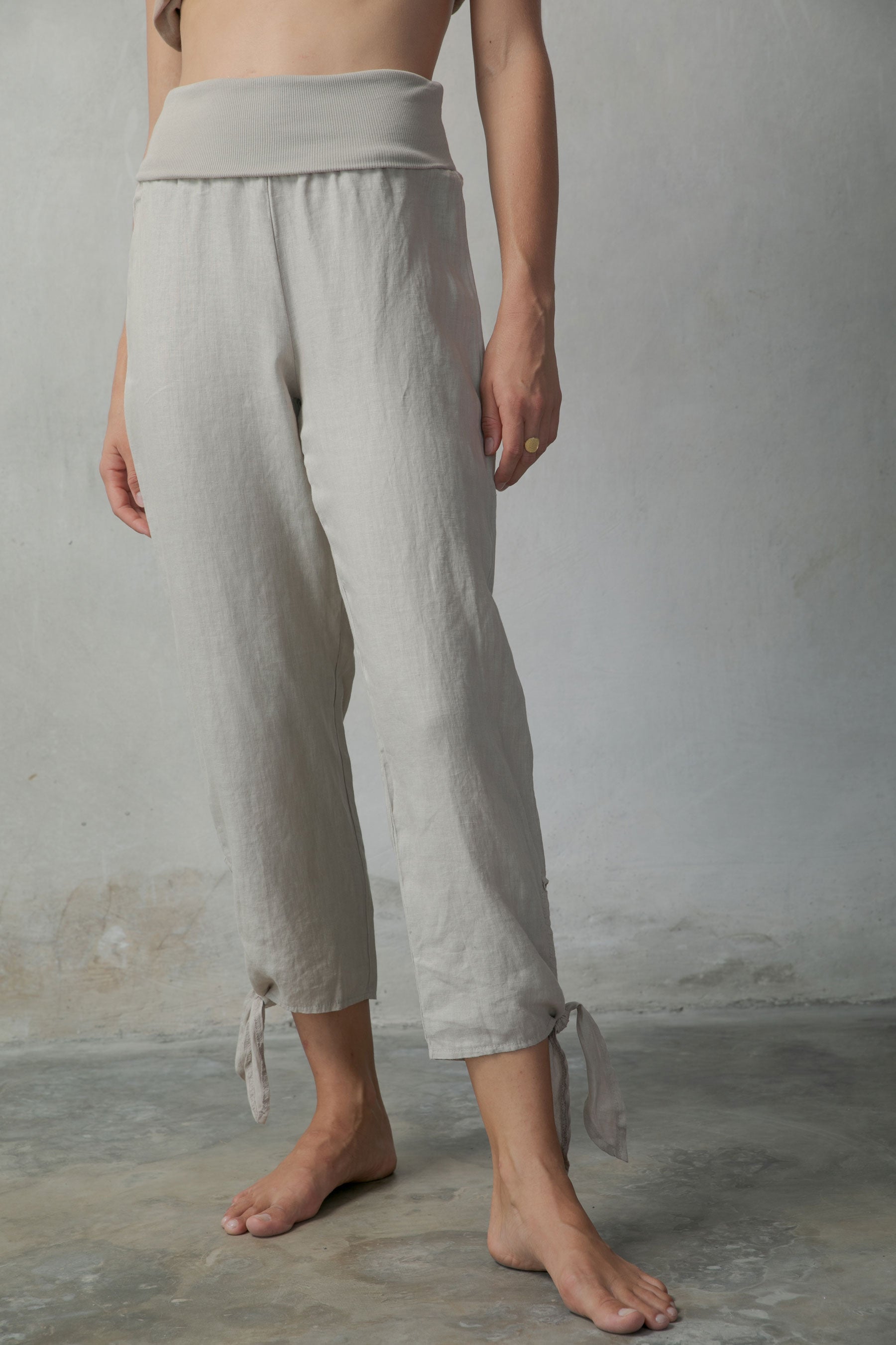 Relaxed Pallocino Linen Top White + Tie-Knot Linen Capri Pants Oatmeal Luxmii